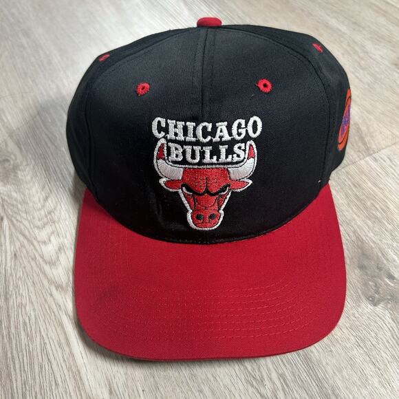 VTG Chicago Bulls Strapback Hat NBA Basketball Black Red Plain Logo The G Cap - Picture 1 of 8